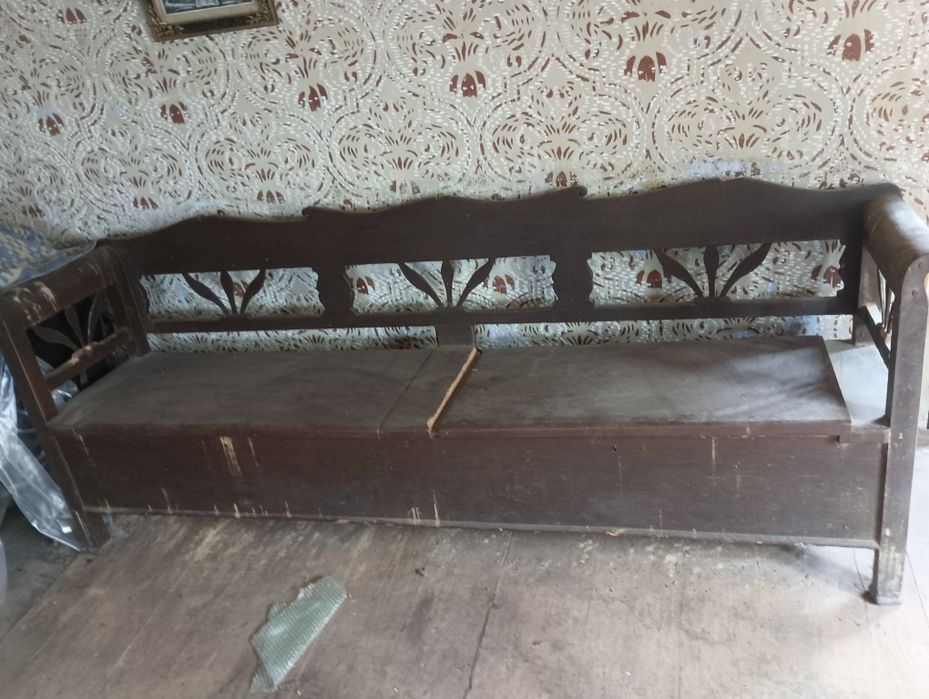 Scaune vechi și lada depozitare veche