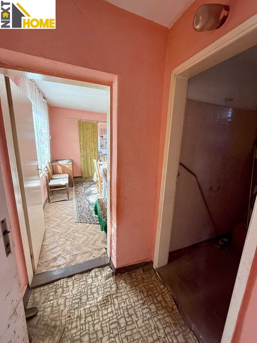 Две къщи с гараж, голям двор и стопански постройки с. Козаново