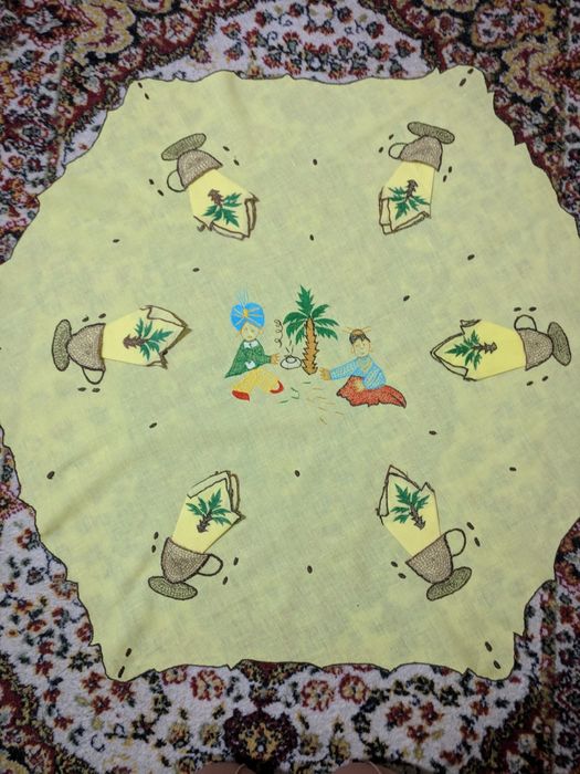 Fata de masa si 6 servete brodate manual