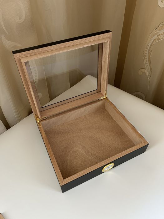 Хумидор за 20 пури – кедрово дърво, стъклен капак, хигрометър