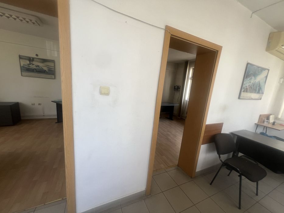 dau spre inchiriere birouri intre 70 m si 20 m, cladire vis a vis de liceul 5, stradal. Islaz.