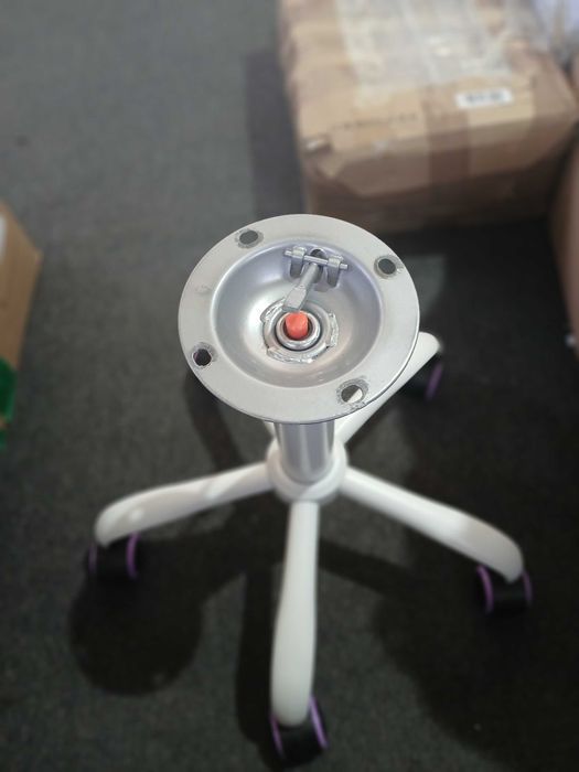 Baza scaun reglabila 42-55 cm, cu roti negre si mov, alb