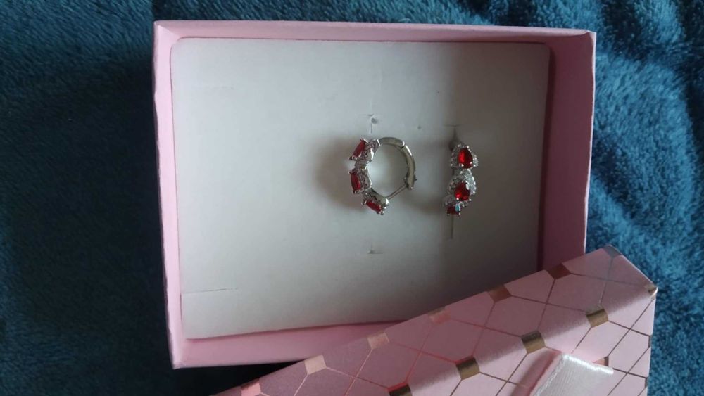 Нови, масивни, сребърни обеци. В кутия за подарък.