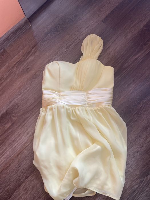 Жълта шаферска рокля