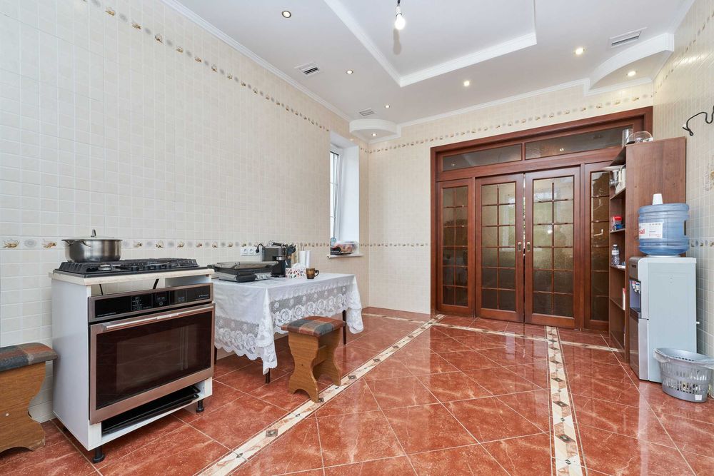 10-комнатный дом в районе улицы Оспанова