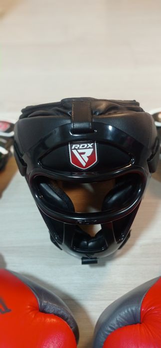 Продам боксёрский перчатки шлен комплект