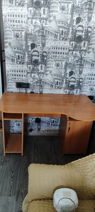 Компьютерный стол. Б/у . В хорошем состоянии.