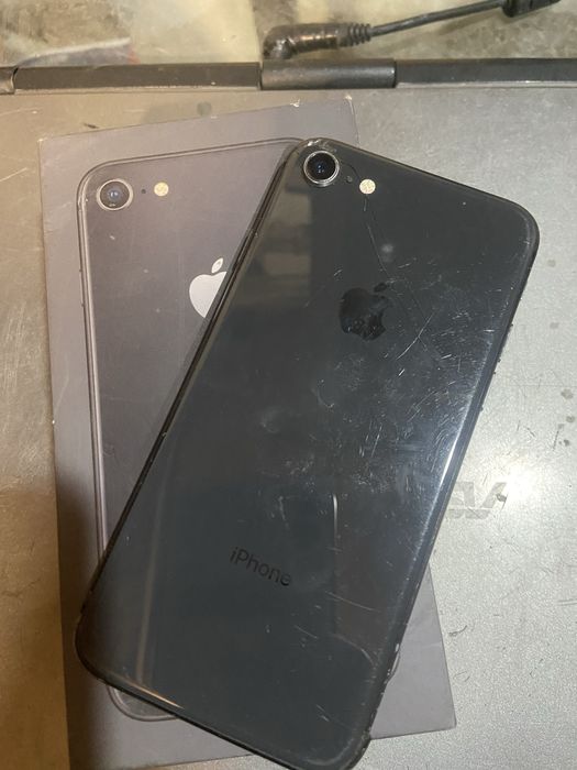 Продам Iphone 8
