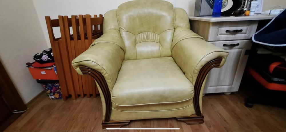 Canapea si fotolii din piele ecologica.