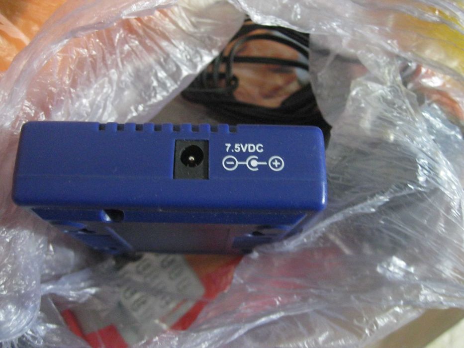 Един интернет вход и 5 изхода за компютри + адаптер за  7,5VDC