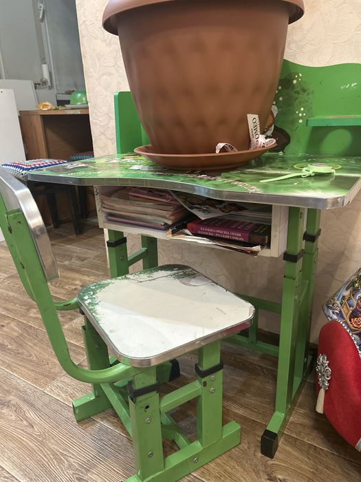 Продам детский столик и стульчик