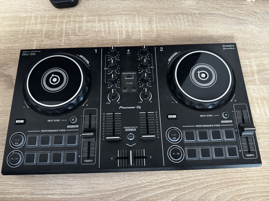 Vând consolă Pioneer DDJ200 în stare bună fără defecte ascunse.
