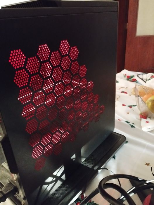 Геймърски компютър Acer Nitro N50-620 в отлично състояние.