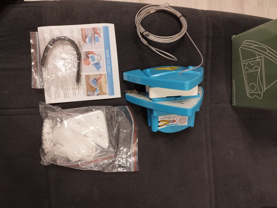 Dispozitiv magnetic dublu Baffect pentru curățarea geamurilor