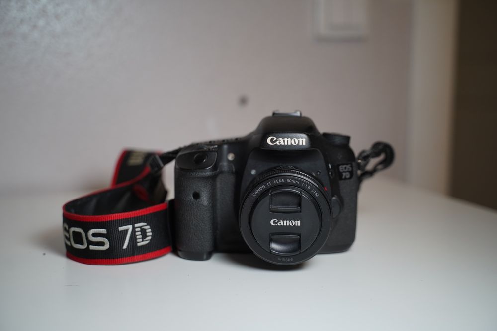 Продам Canon 7d с объективом 50 1.8