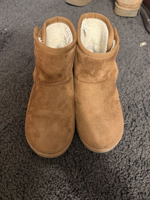 Ghete imblanite marimea 32 stil UGG stare foarte buna