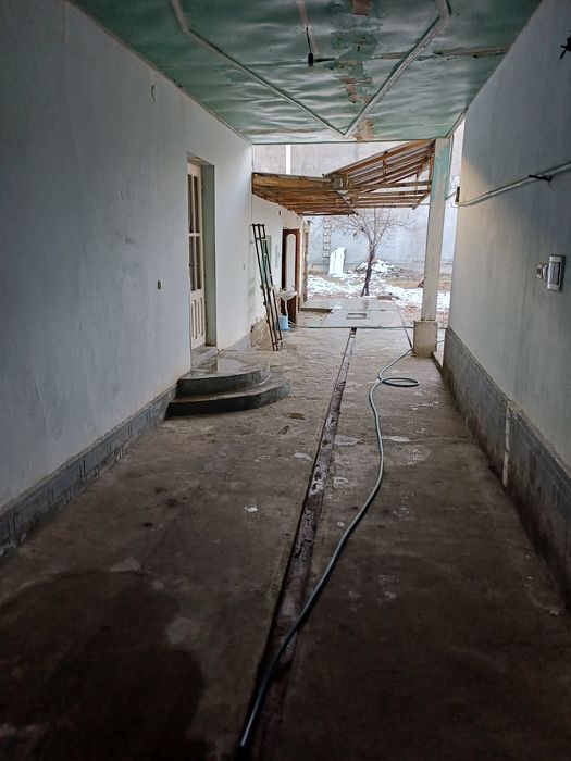 Shahar markazidan hovli sotiladi 140000$