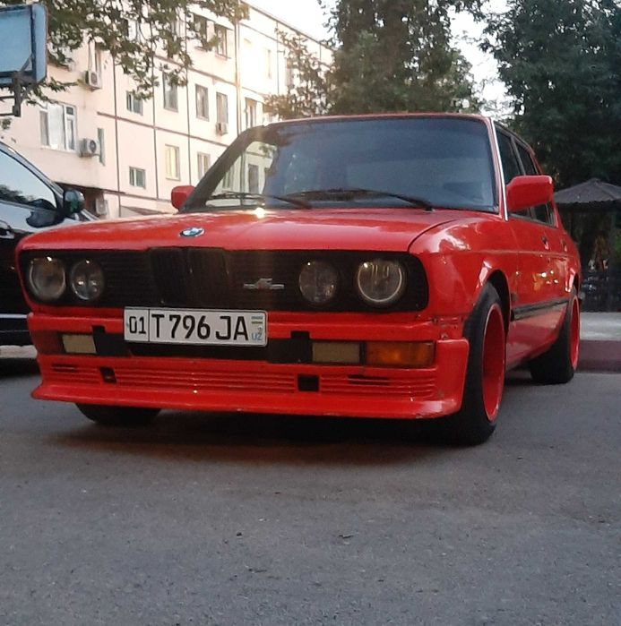 Автомобиль BMW 5 в кузове E28 в хорошем состоянии