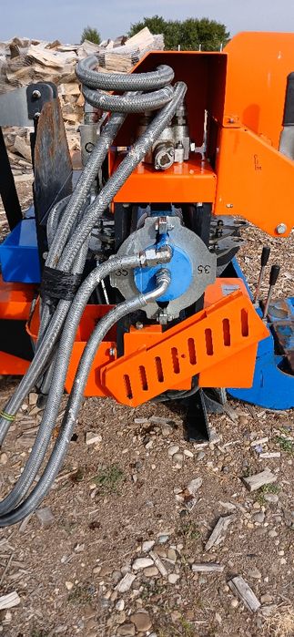 Vând presă (despicător) de spart lemne de foc Balfor, cu o forță de 35 de tone. Preț: 7.200 de euro.