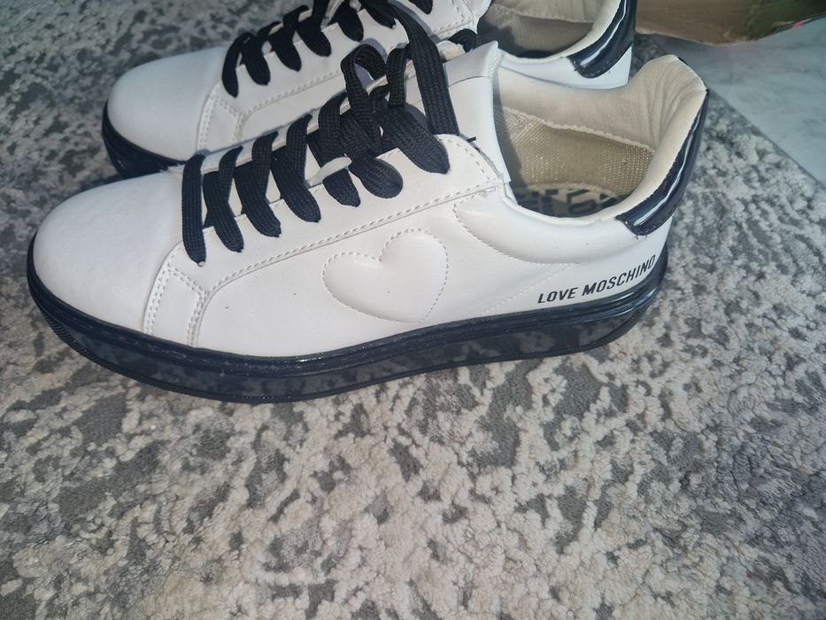 vand tenesi Moschino