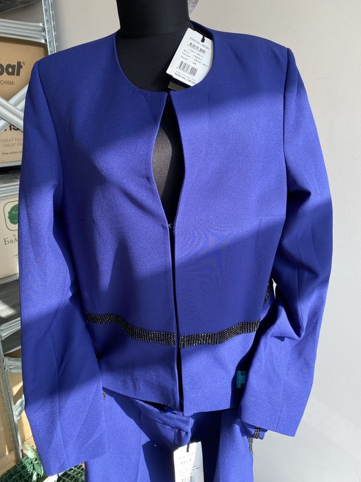 Дамски официален костюм