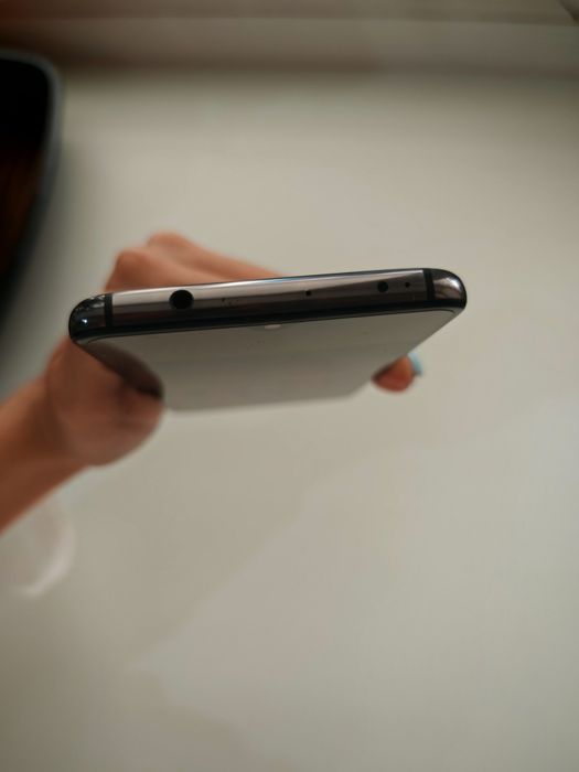 Продам смартфон huawei mate 20