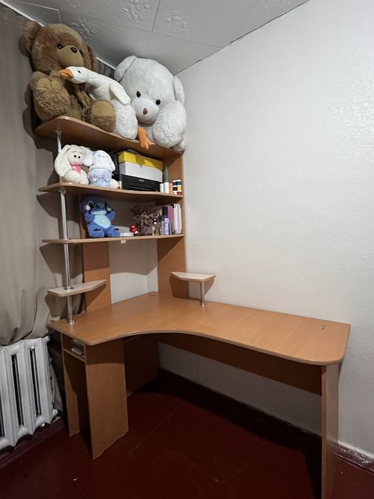 Угловой стол в комнату