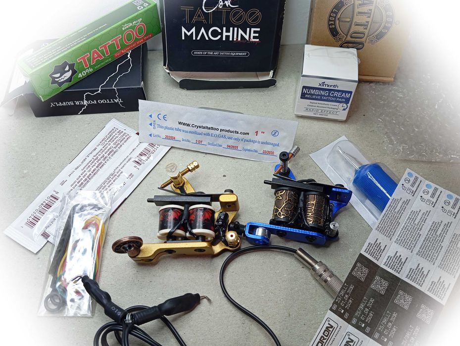 Ofertă Pomană KIT 2 mașini de tatuat Coil/ pe bobine, cablu, ace tuburi etc totul nou nouț