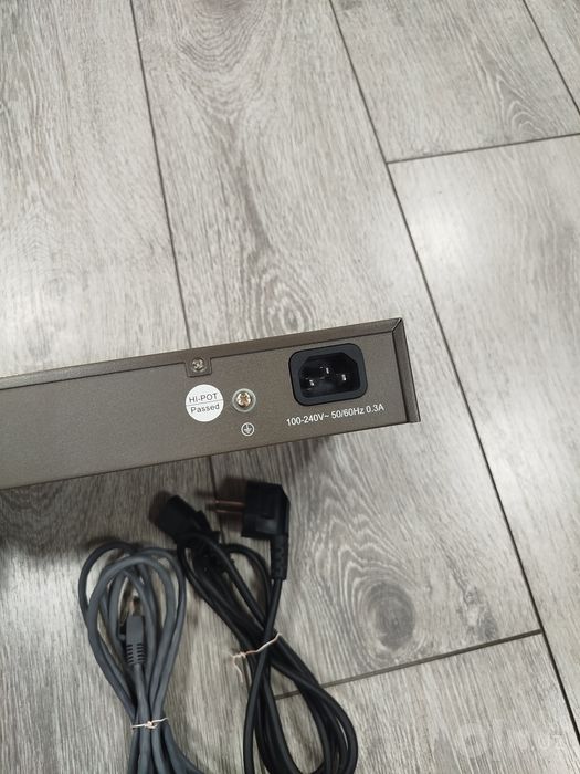 TP-LINK TL-SF1024D 24 talik swich sotiladi