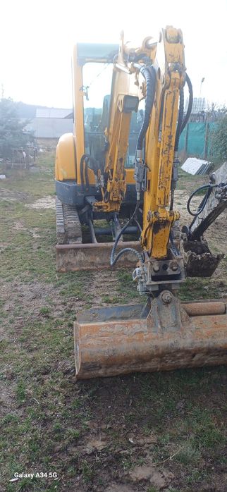 Execut lucrări cu miniexcavator