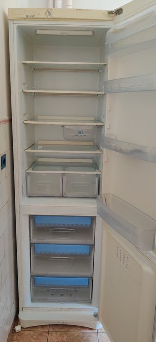 Vând combină frigorifică Indesit