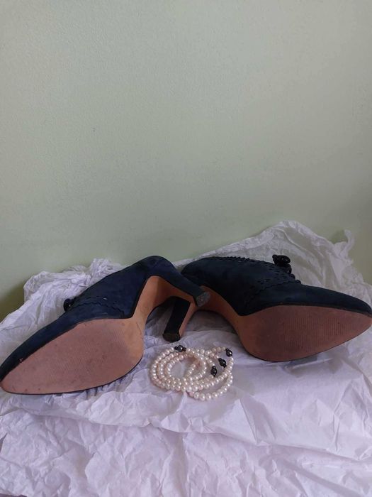 Затворени обукви на висок ток от син велур