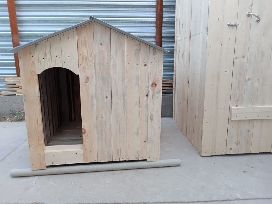 Деревянная будка для собак