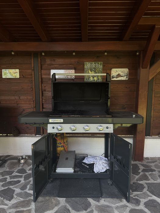 Vând grătar pe gaz Campingaz 4 Series Classic LS Plus D, model mare și robust, ideal pentru terasă, curte sau foișor.