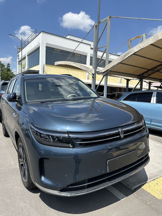 AITO M7 — oilaviy va biznes uchun ideal avtomobil.