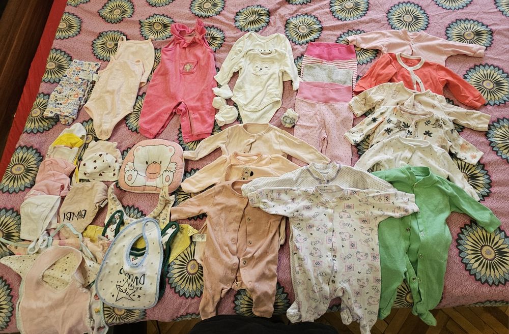 Vand lot mare de  haine pt nou nascuti si bebelusi