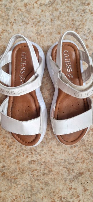 Сандали на марката Guess  за момичета