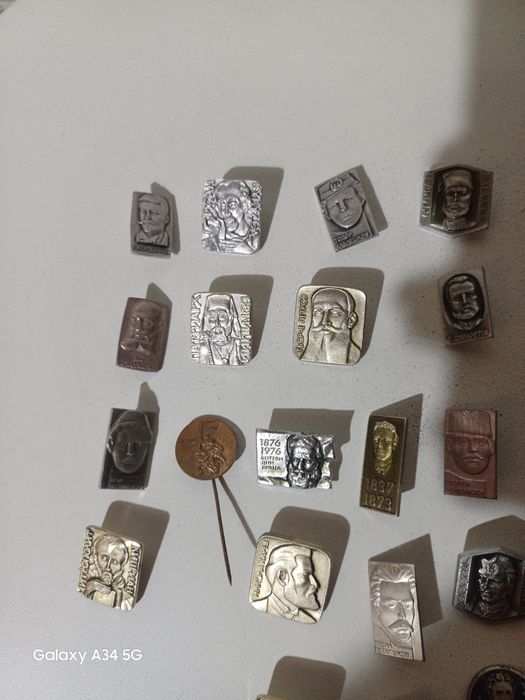 Значки различни.