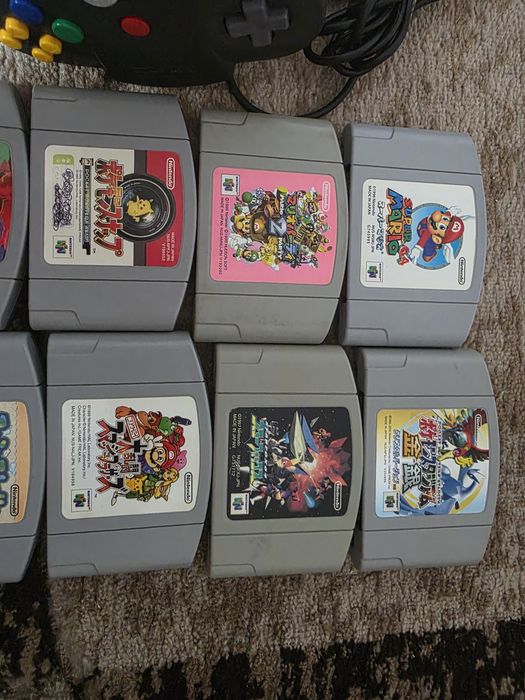 Vand Nintendo 64 ediție Japonia alături de 15 casete