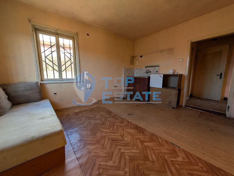 Двуетажна масивна къща с панорама в центъра на град Плачковци