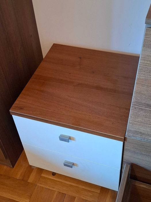 Нощно шкафче с две чекмеджета