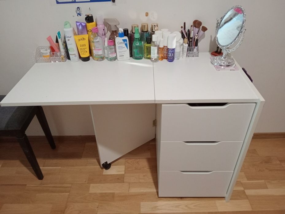 Mobila copii alba cu fluturi