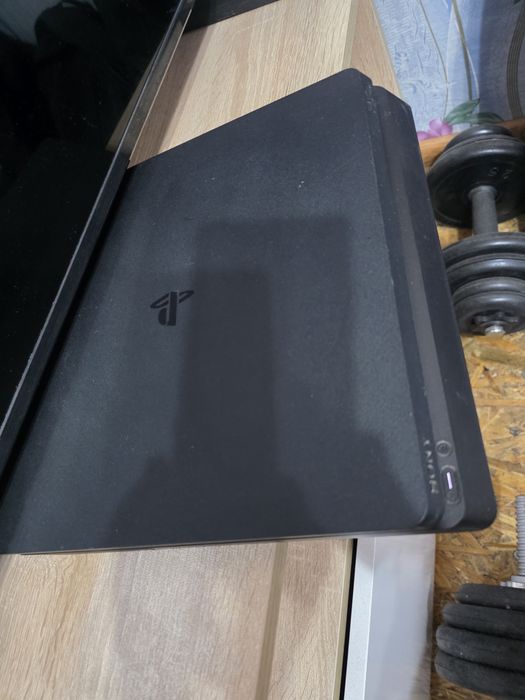 Продава се Playstation 4