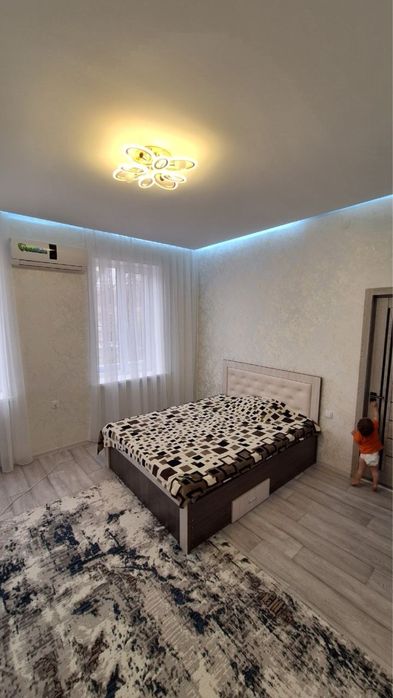 1 комнатная с мебелью и техникой в центре Чирчика