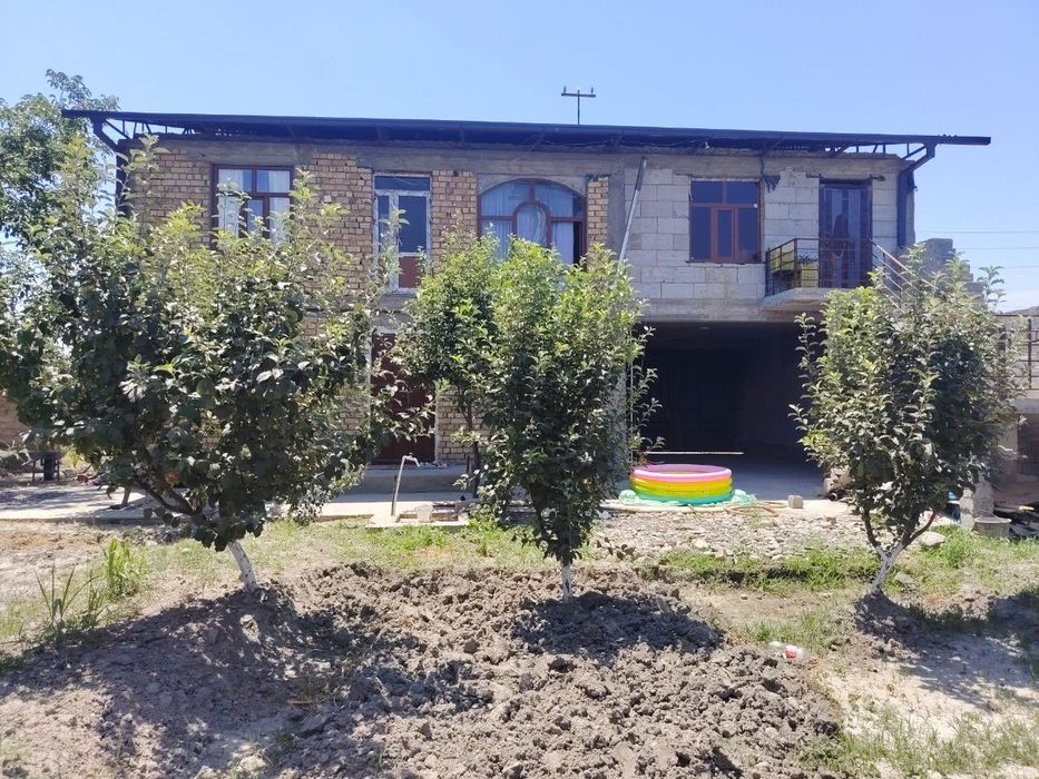 Dahbet shaharchasida 2  etajlik Yangi 7 sotix tayyor xonodon sotiladi