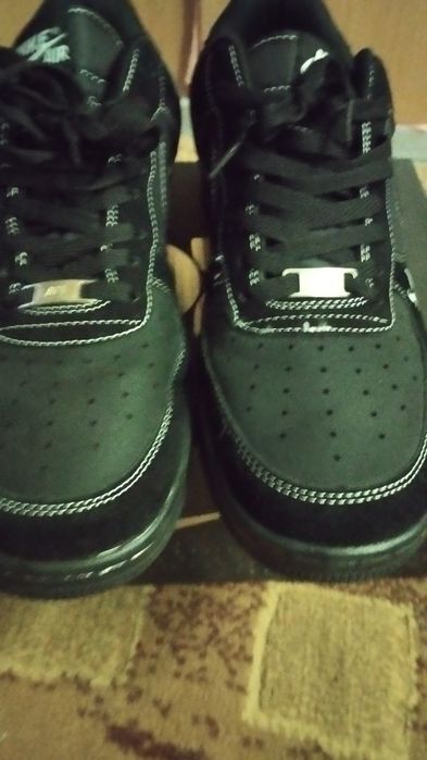 ,Продам мужские кроссовки.