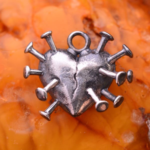 Сребърен медальон 925 Сърце с пирони–символ на болка и преживяна любов