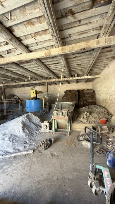 Гишт заводи ва офис под расшивка гишт заводи сотилади, нархи келишилад