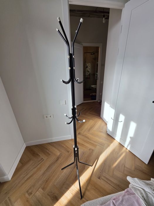 Вешалка на трех ножках