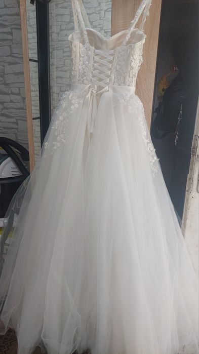 Продавам булчинска рокля, много лека и удобна с цип, корсет и връзка.